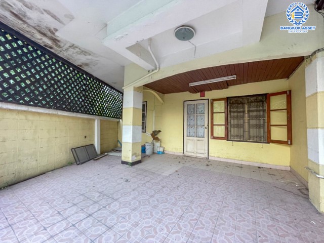 *****ทาวน์เฮ้าส์มือสองย่านนนทบุรี ม.ลุมพินี บางบัวทอง หลังมุม! เนื้อที่เยอะถึง 33.5 ตร.ว. ฟังก์ชัน 2 ห้องนอน 2 ห้องน้ำ 1 ที่จอดรถ แถมฟรี! 1 เครื่องปรับอากาศ บนทำเลเดินทางสะดวก เพียง 7 นาทีก็ถึงรถไฟฟ้าสายสีม่วง "สถานีคลองบางไผ่" ใกล้เซ็นทรัลเวสต์เกต ทางด่วน "ศรีรัช"